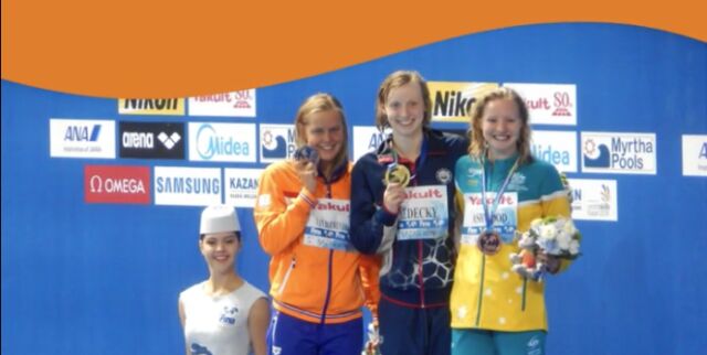 Jessica Ashwood is an Olympic swimmer with scoliosis pictured with her teammates